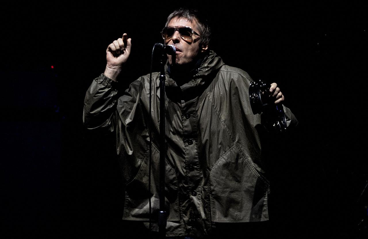Liam Gallagher xingou fã que jogou sinalizadores durante show do Oasis.