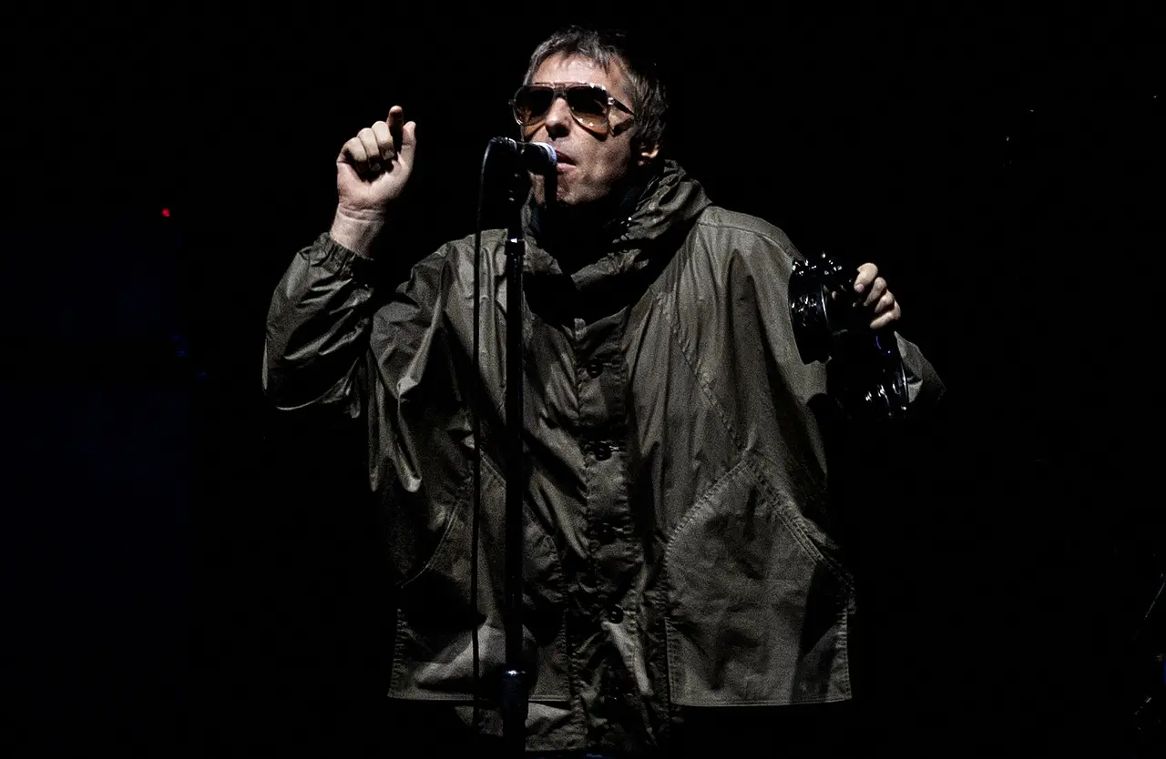 Liam Gallagher xingou fã que jogou sinalizadores durante show do Oasis.