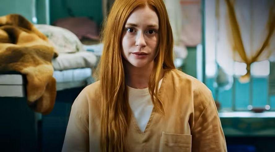 Marina Ruy Barbosa caracterizada da personagem com roupa de detenta.