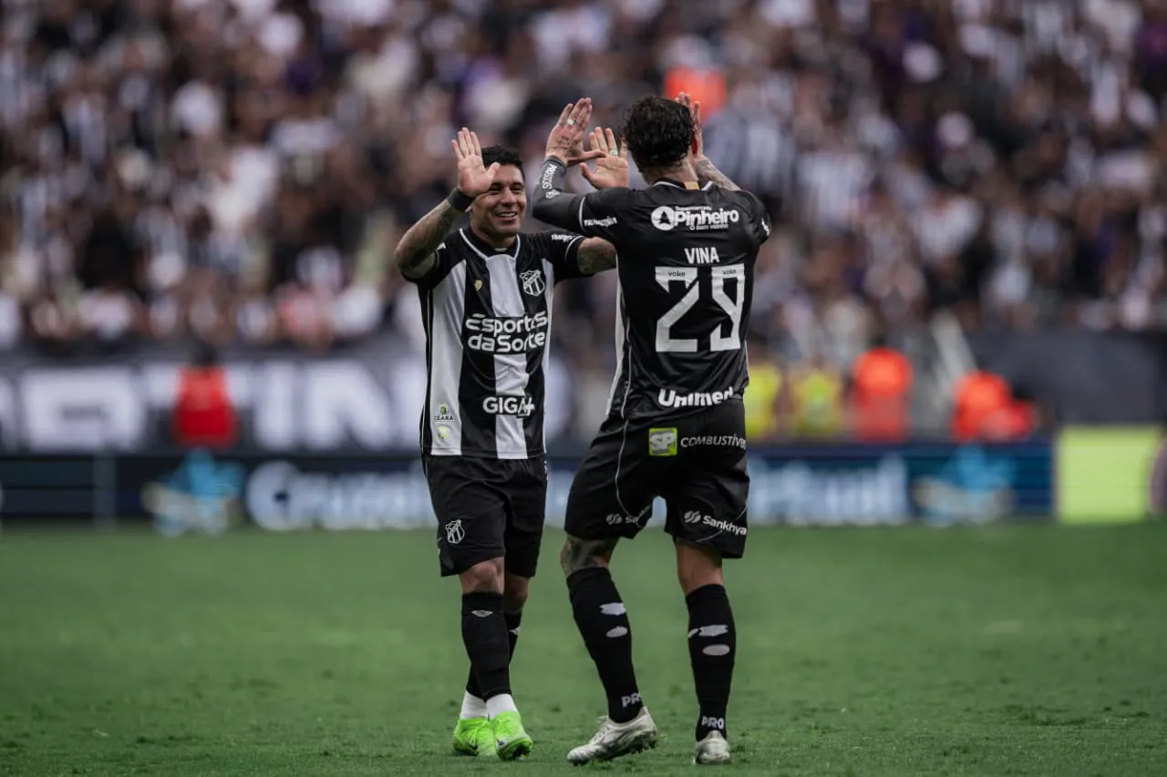 O Ceará abriu o placar contra o Fluminense na Arena Castelão com gol de Galeano