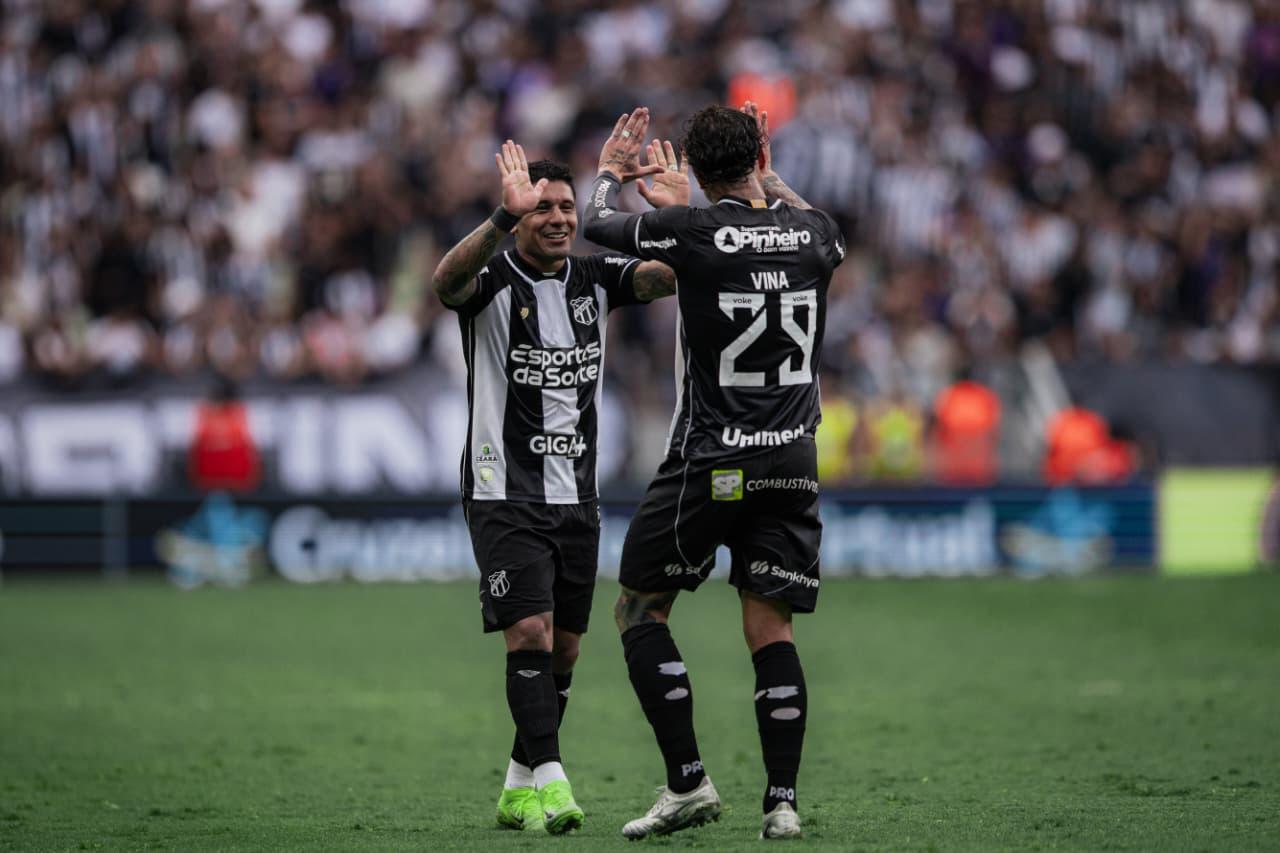 Galeano e Vina comemoram gol do Ceará contra o Fluminense