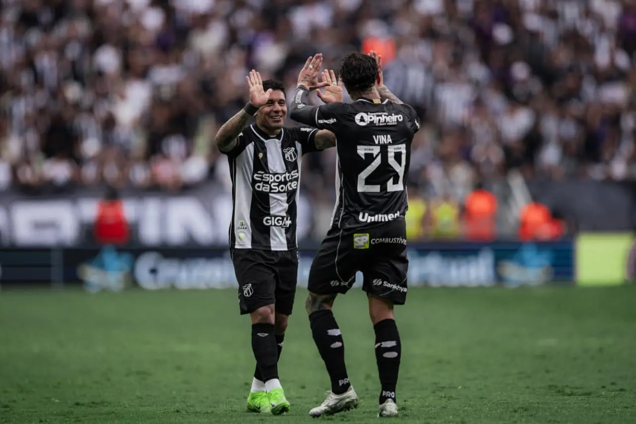 Galeano e Vina comemoram gol do Ceará contra o Fluminense