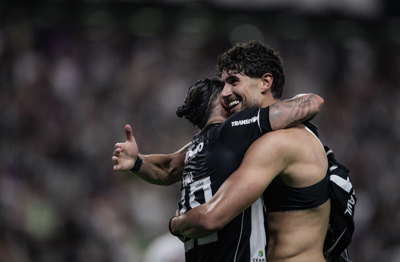 Vina e Pedro Raul comemoram gol pelo Ceará