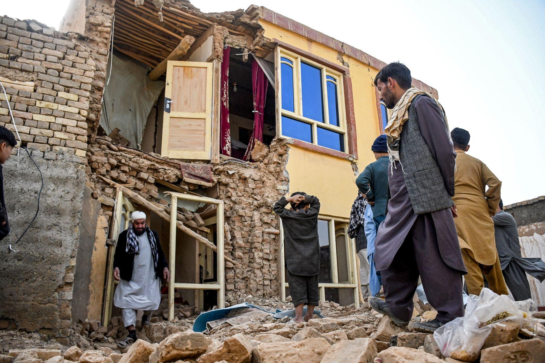 Sobreviventes do terremoto no Afeganistão vasculham os escombros de uma casa danificada em uma vila em Tashqurghan, no distrito de Khulm, província de Samangan, em 3 de novembro de 2025.