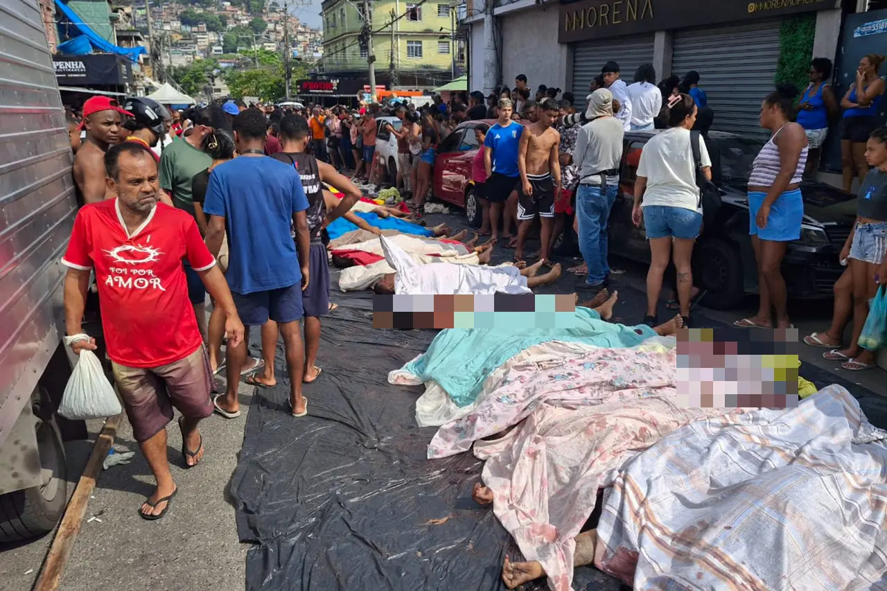 Imagem mostra dezenas de corpos trazidos por moradores para a Praça São Lucas, na Penha, zona norte do Rio de Janeiro, após megaoperação.