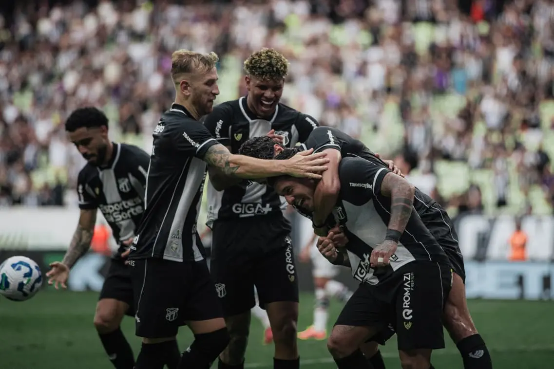 Elenco do Ceará comemora o gol