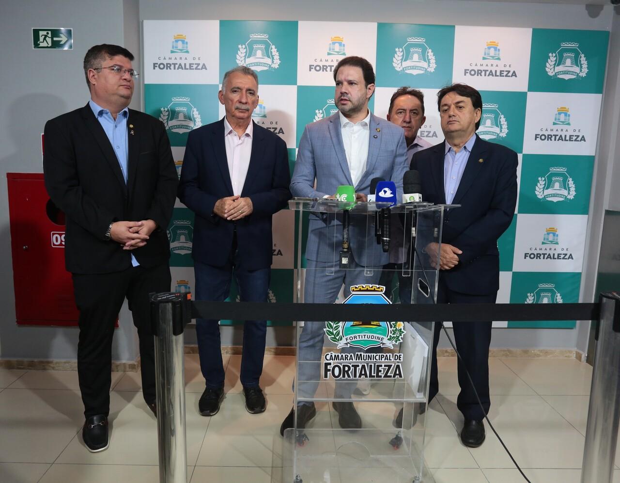 Vereadores durante coletiva sobre a minuta do Plano Diretor de Fortaleza na Câmara Municipal, antes da audiência pública desta segunda-feira.