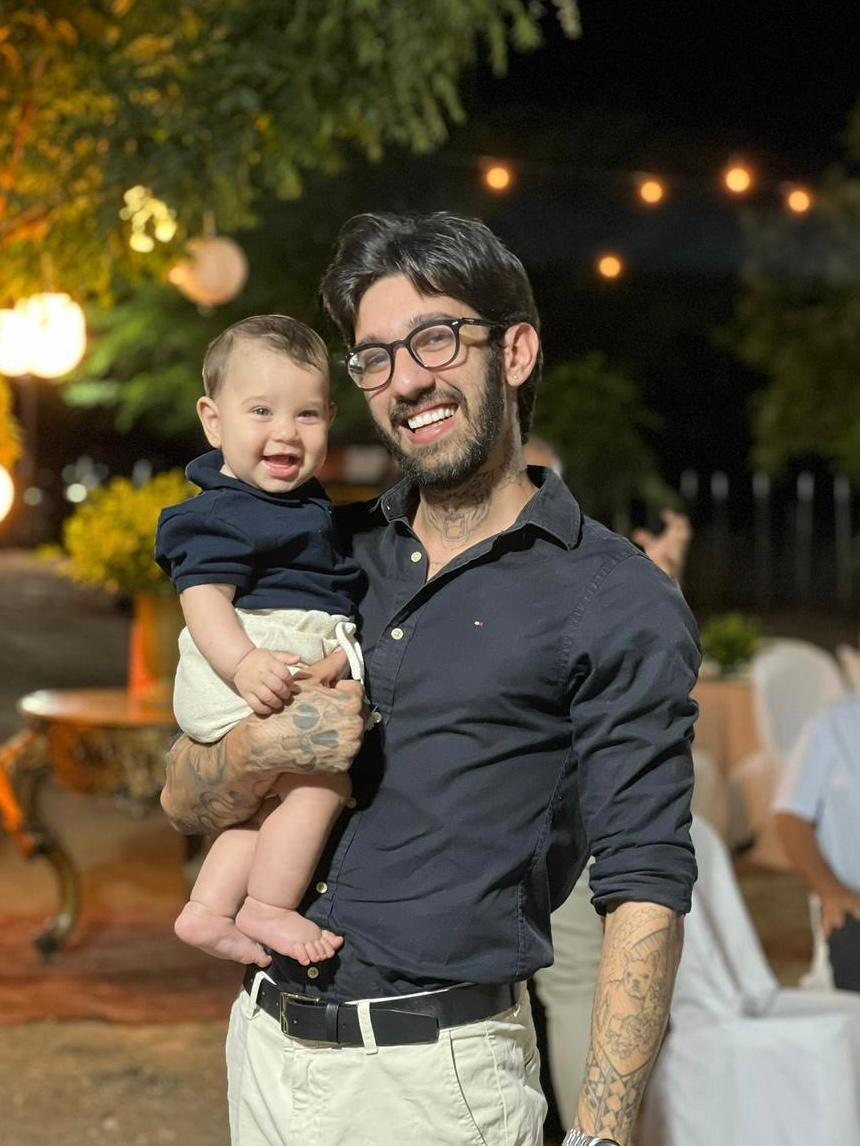 O pai Mateus Cidrão está segurando um bebê, seu filho Saulo