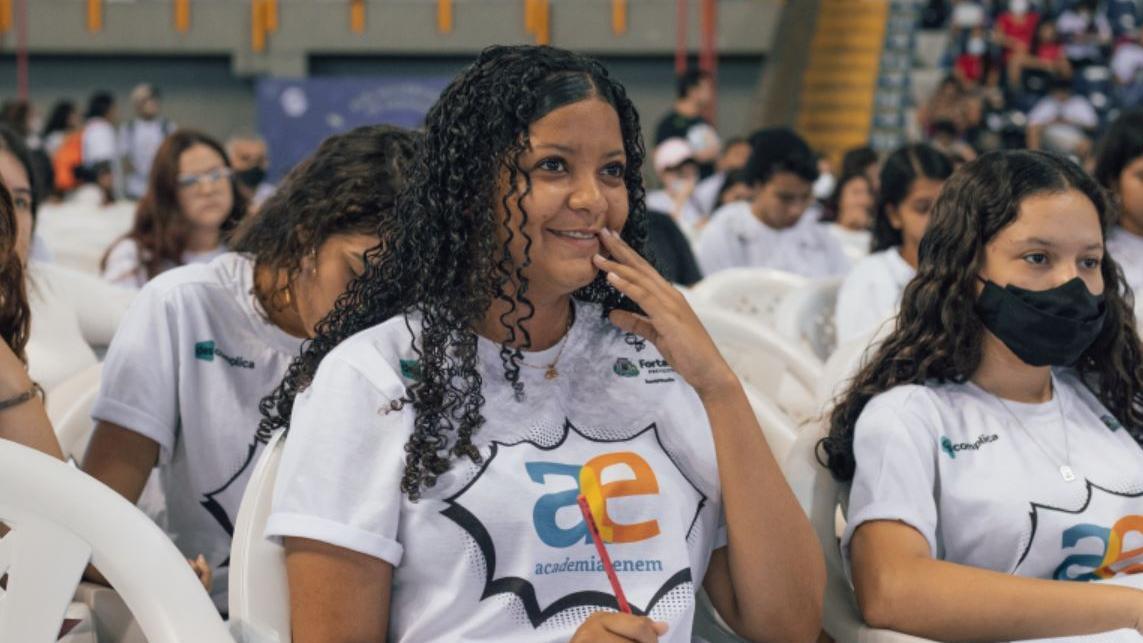 Imagem de estudantes ilustra matéria sobre aulões do Enem 2025.