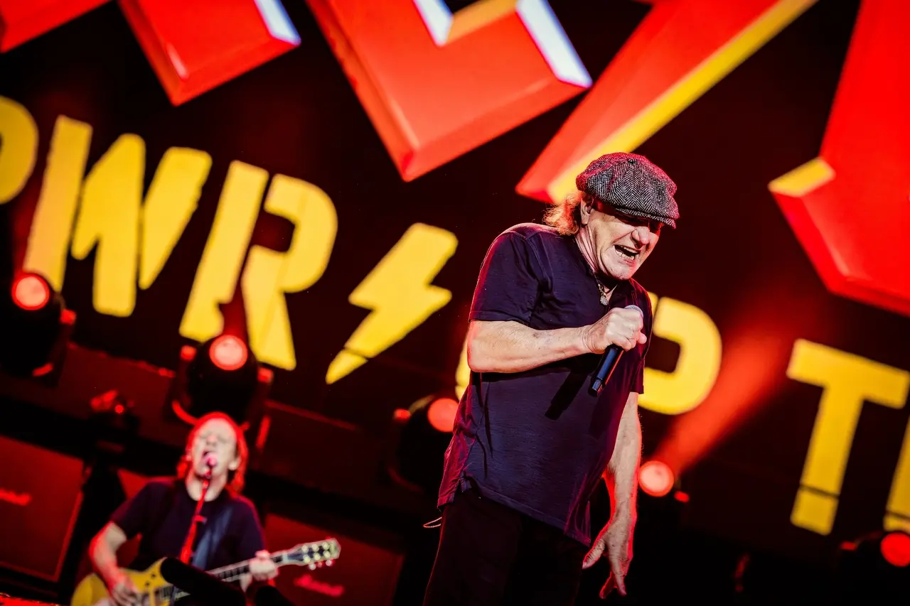 Imagem mostra apresentação da banda de rock AC/DC, com foco no vocalista, durante apresentação em Amsterdã, na Holanda, durante tour Power Up.