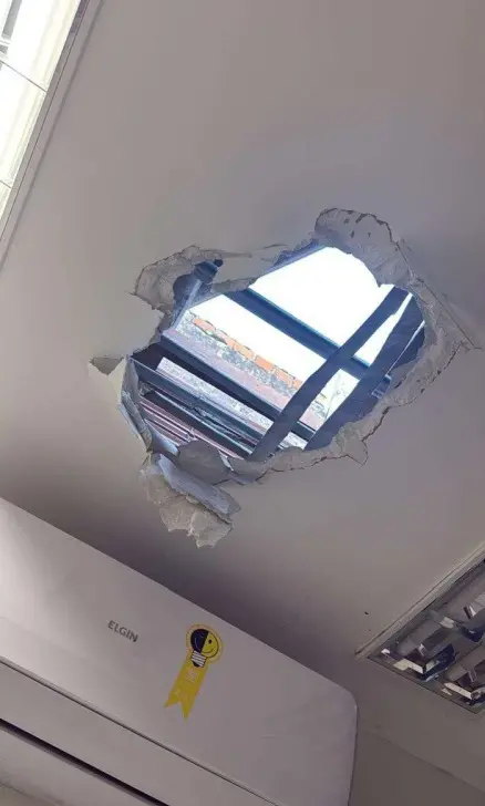 Imagem de buraco feito por ladrões no Banco do Brasil de Missão Velha, em tentativa de furto ao estabelecimento bancário.