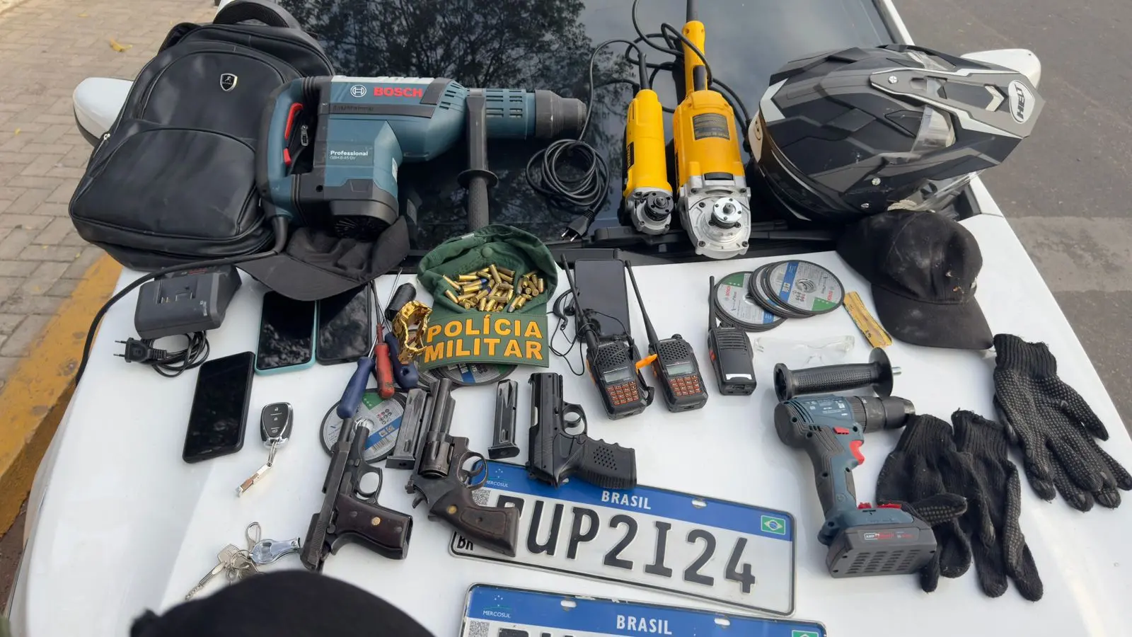 Imagem mostra armas, munições, rádios comunicadores e outros equipamentos usados para arrombar o banco em Missão Velha.