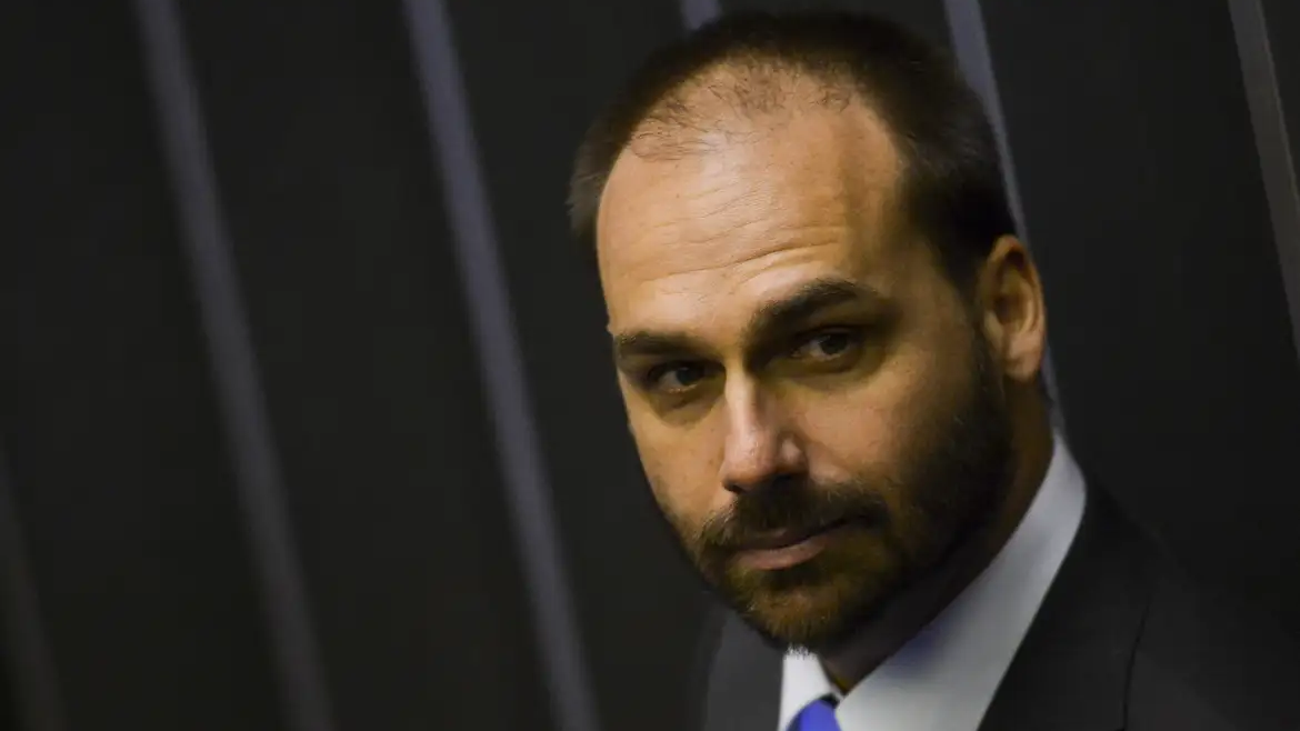 foto do deputado Eduardo Bolsonaro em plenário.