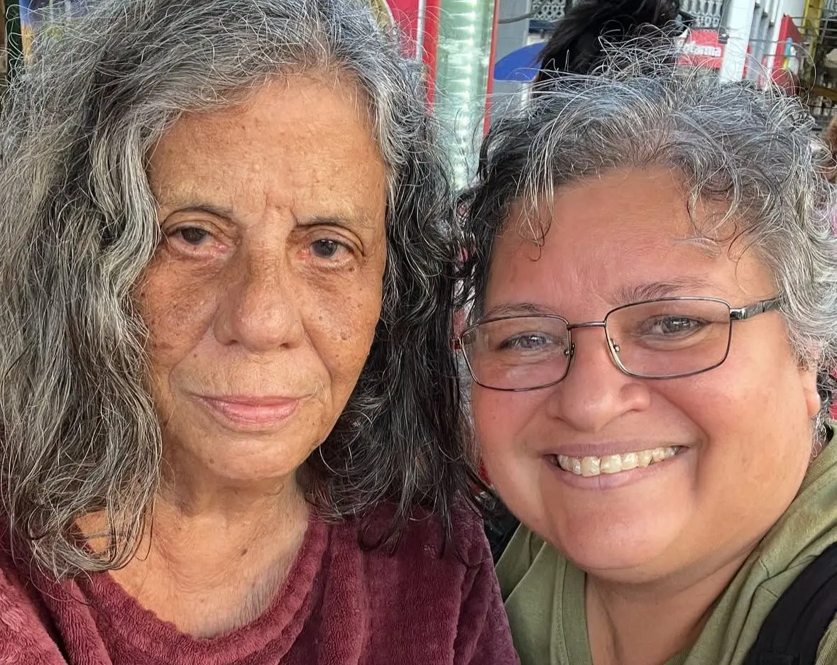 Maria Gladys e fã em selfie. Gladys é uma mulher idosa, branca, de cabelos grisalhos. A fã é mais nova, também de cabelo grisalho, e usa óculos de grau.
