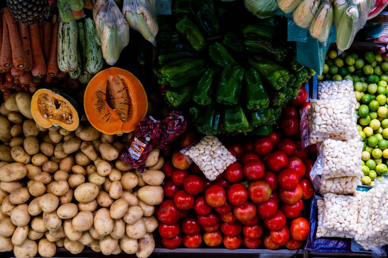 Foto de produtos da agricultura familiar em feira.