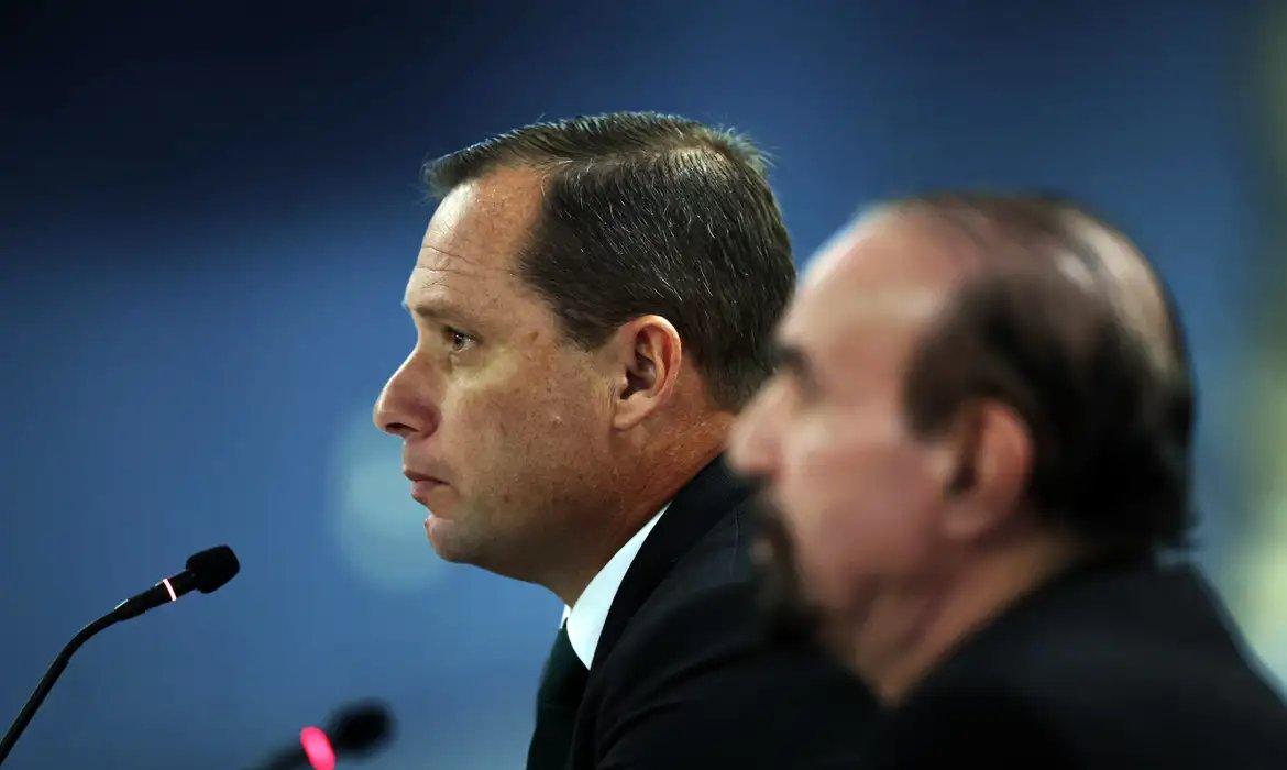 Mauro Cid durante audiência no STF, ao lado de seu advogado.