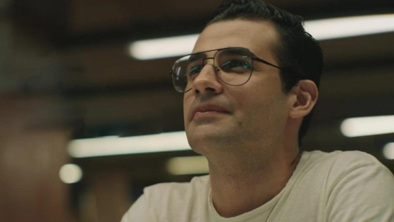 foto de cena da série Tremembé mostra o personagem Gil Rugai.