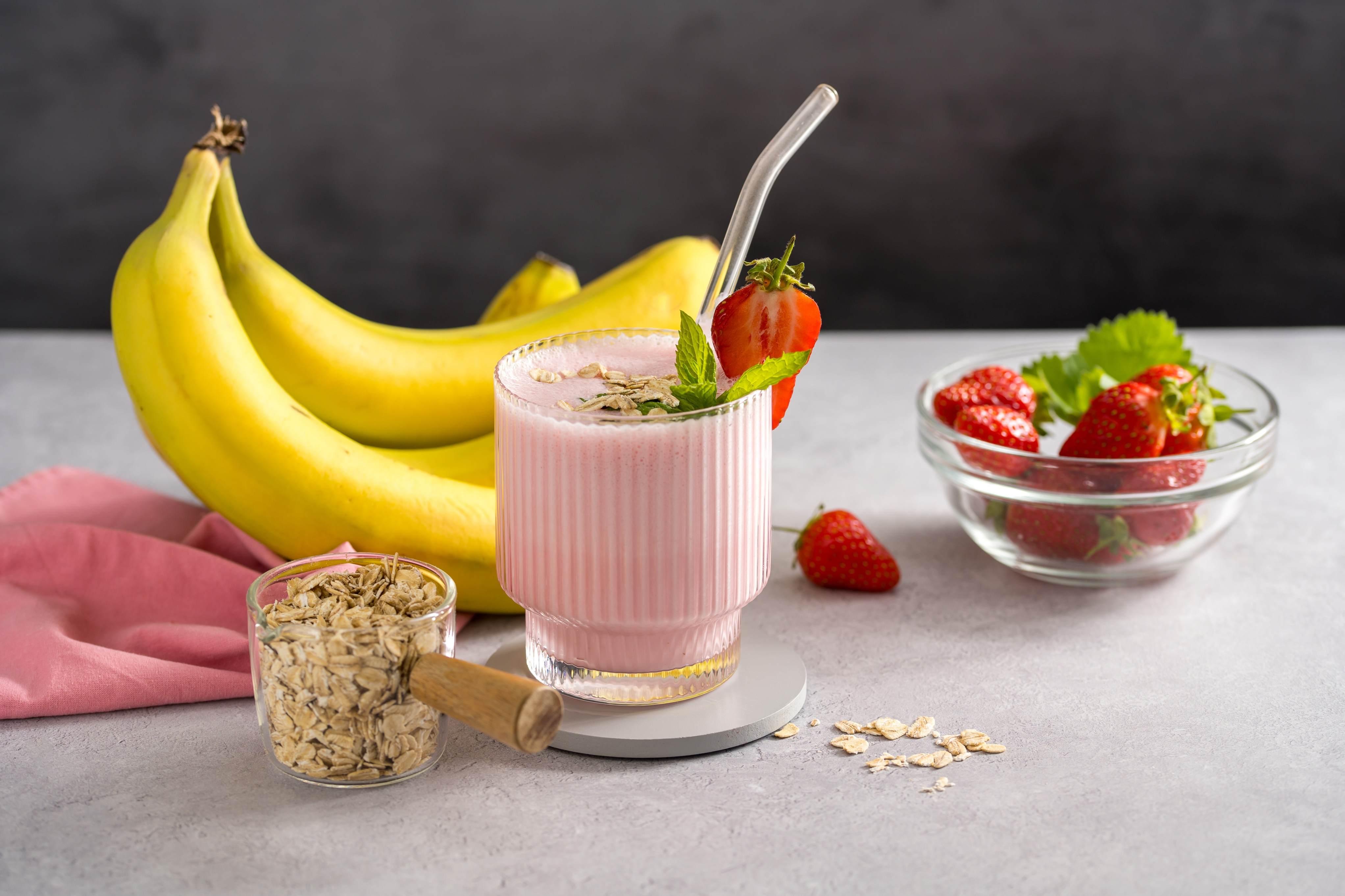 Imagem de um smoothie de banana e morango cremoso, para matéria sobre como fazer em 2 minutos para um lanche rápido.