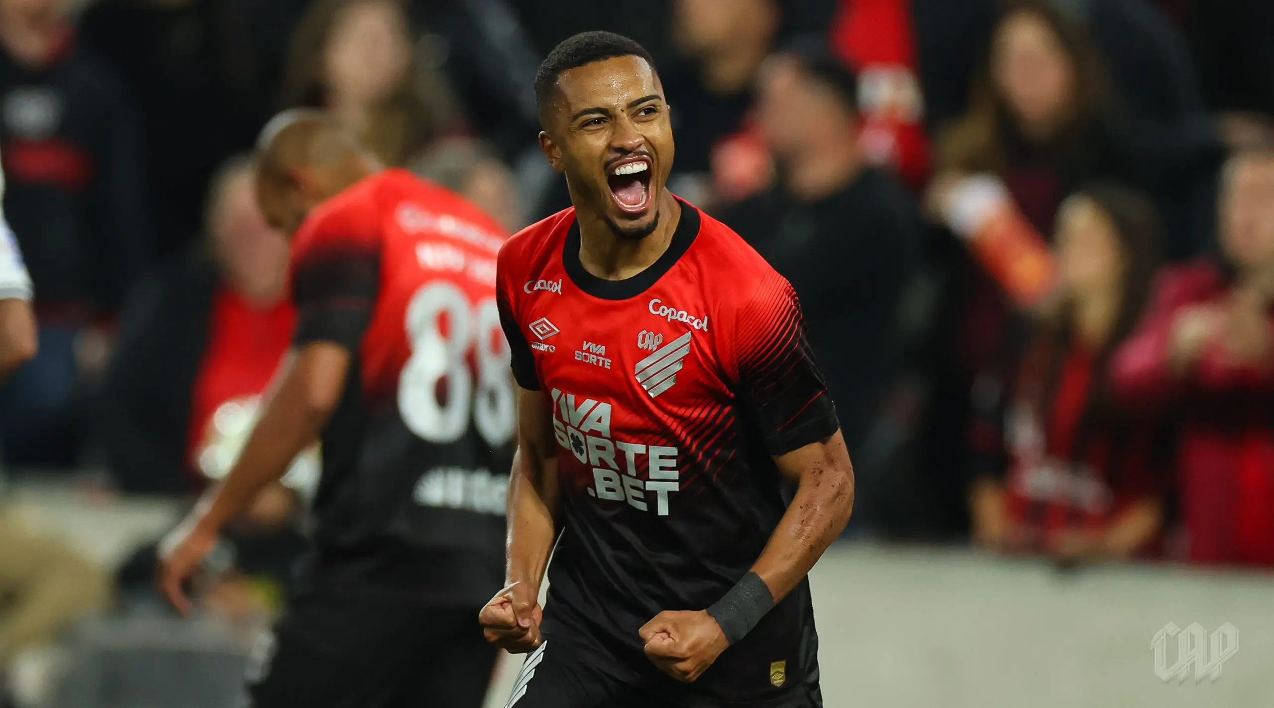 Atleta do Athletico-PR comemora gol