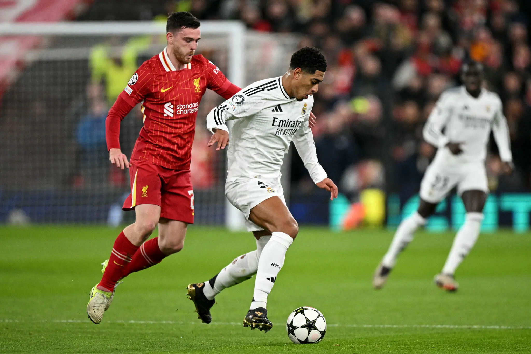 Foto de Andrew Robertson, do Liverpool, e Jude Bellingham, do Real Madrid, durante jogo da Champions League