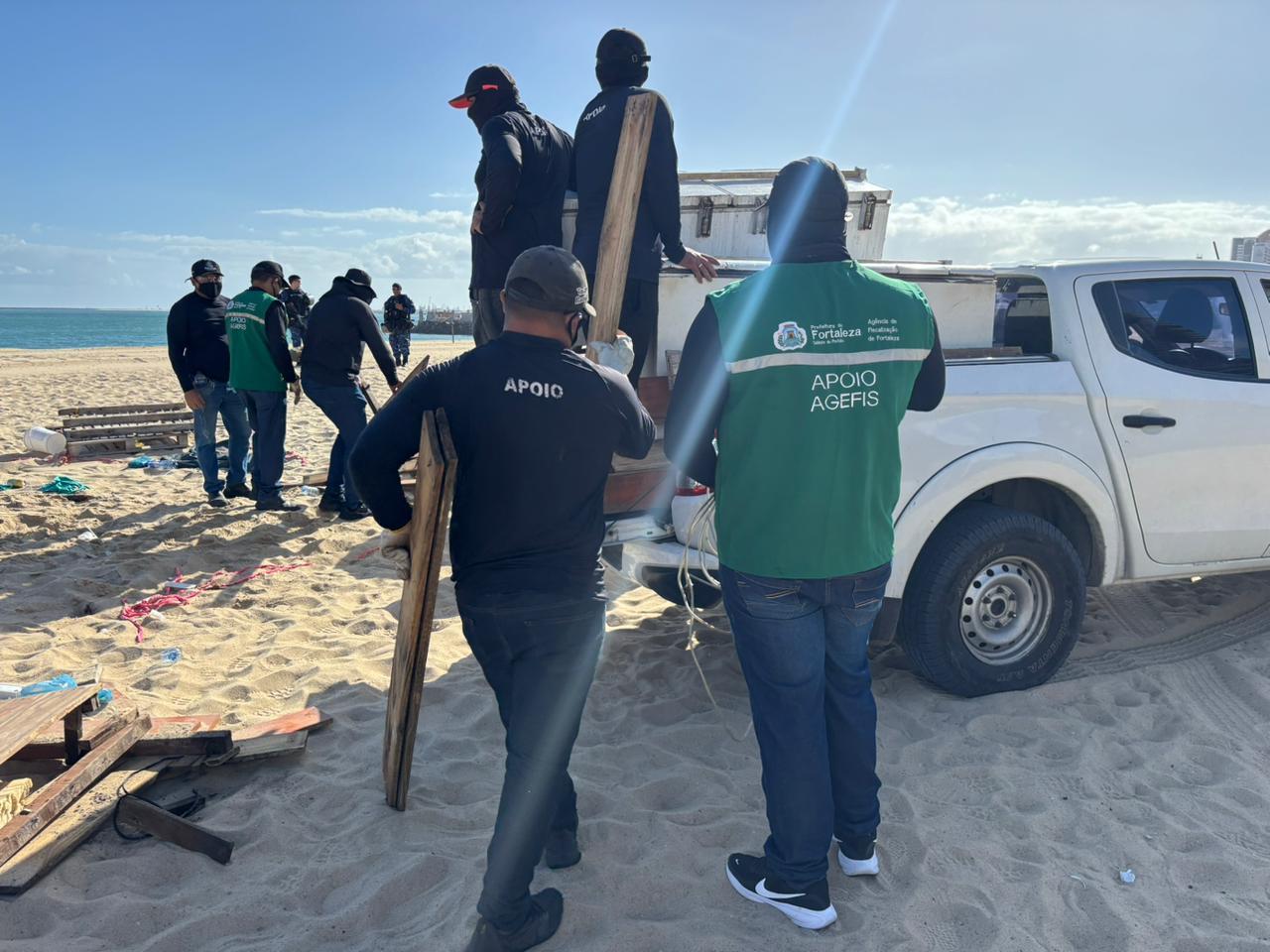 Estruturas irregulares removidas na Praia de Iracema.