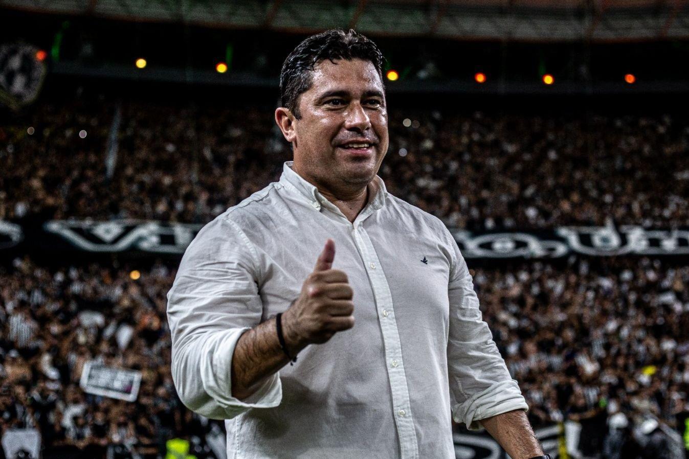 Foto de João Paulo Silva, presidente do Ceará, no gramado do Castelão