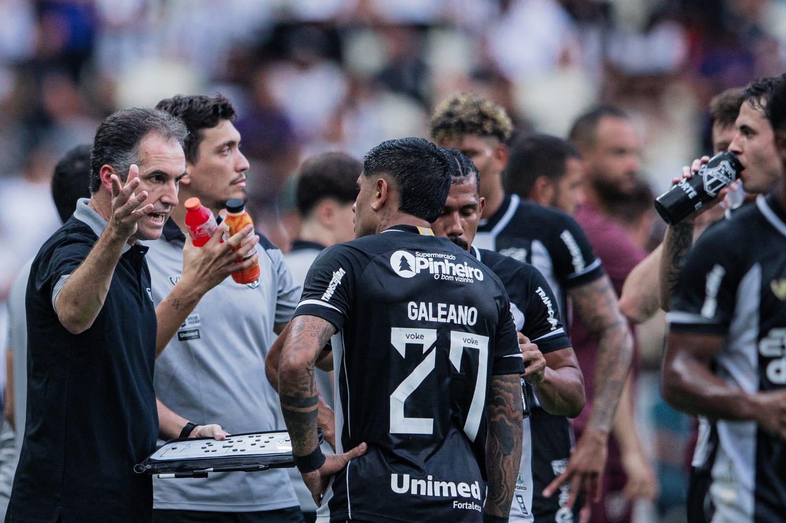 Foto de Léo Condé, técnico do Ceará, conversando com jogadores no Castelão