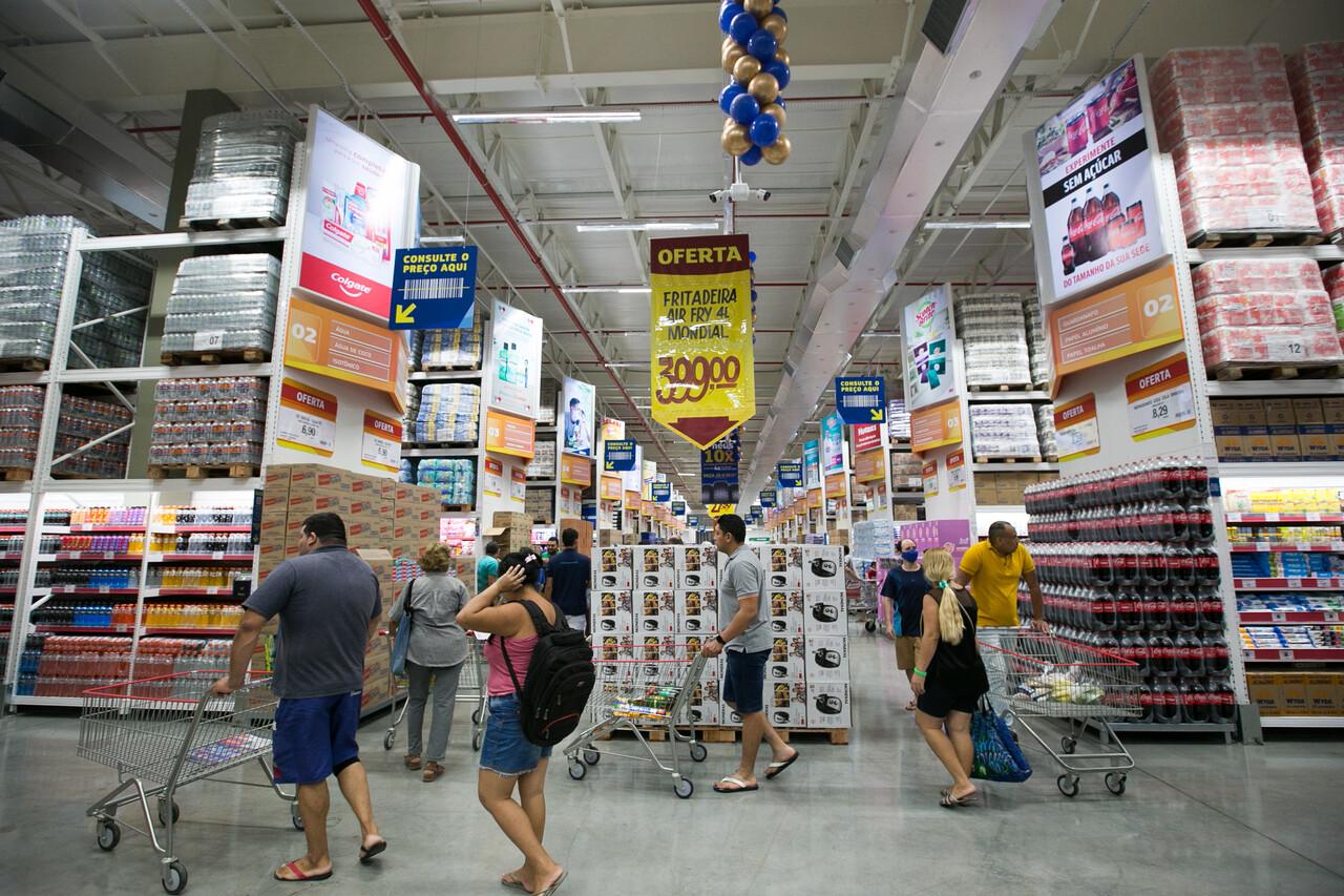 imagem mostra pessoas transitando em um atacarejo de Fortaleza.