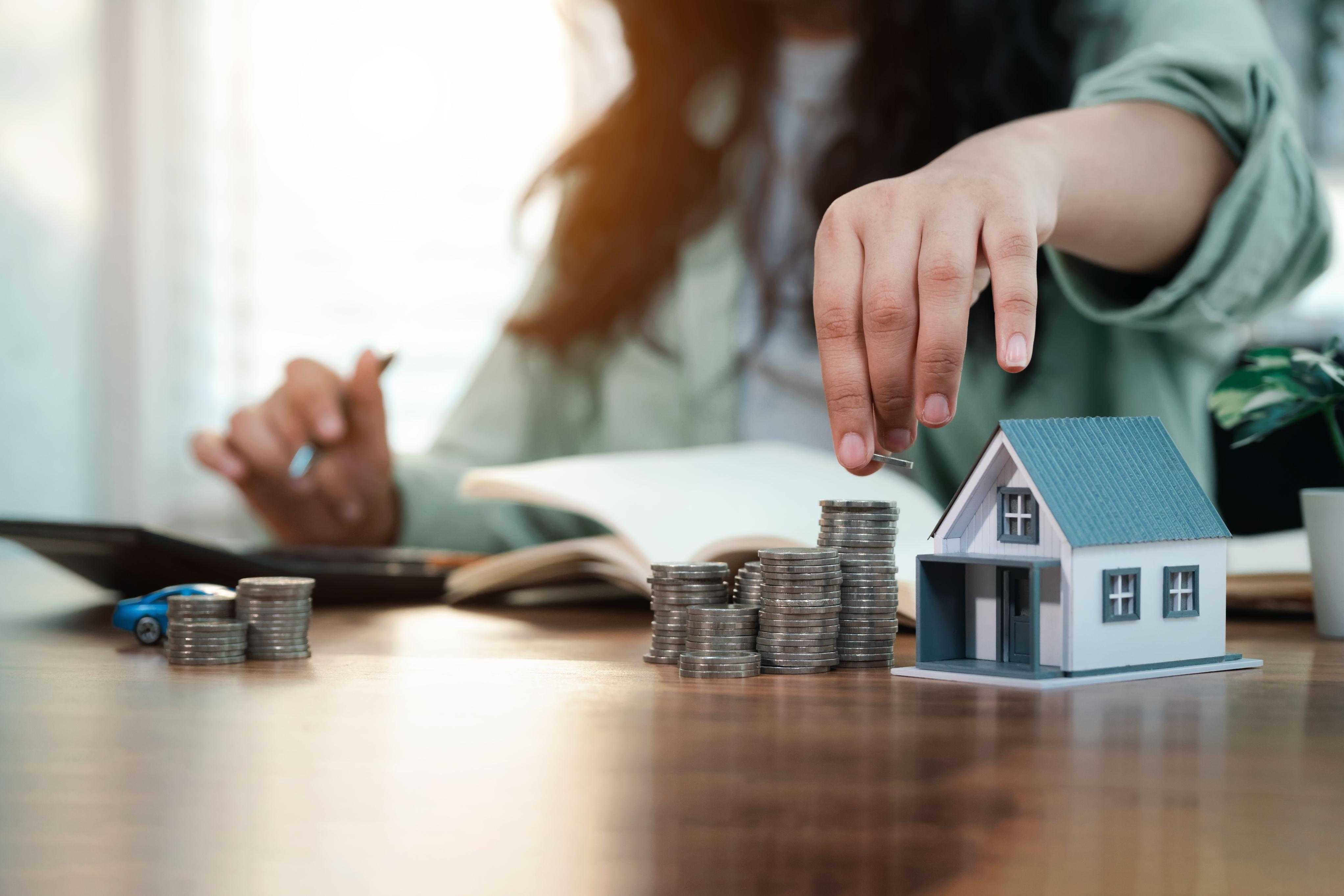 Imagem de uma mulher fazendo contas para sua casa, para uma matéria sobre Reforma Casa Brasil: confira dicas para planejar a reforma.