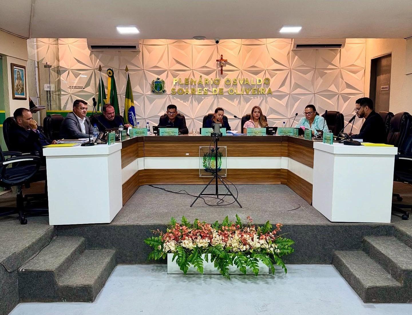 Foto mostra Câmara Municipal de Meruoca durante sessão no plenário.