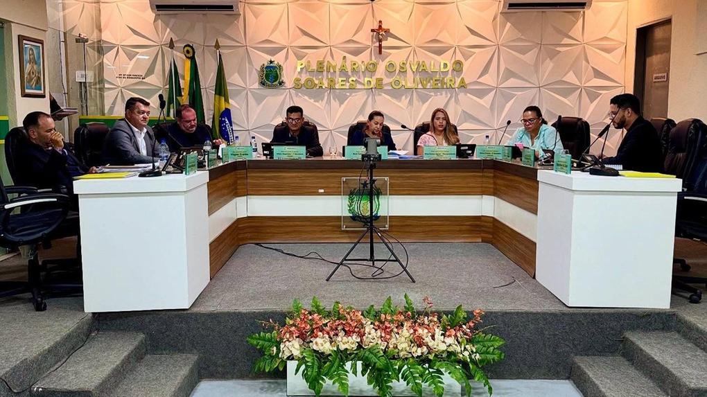 Foto mostra Câmara Municipal de Meruoca durante sessão no plenário.