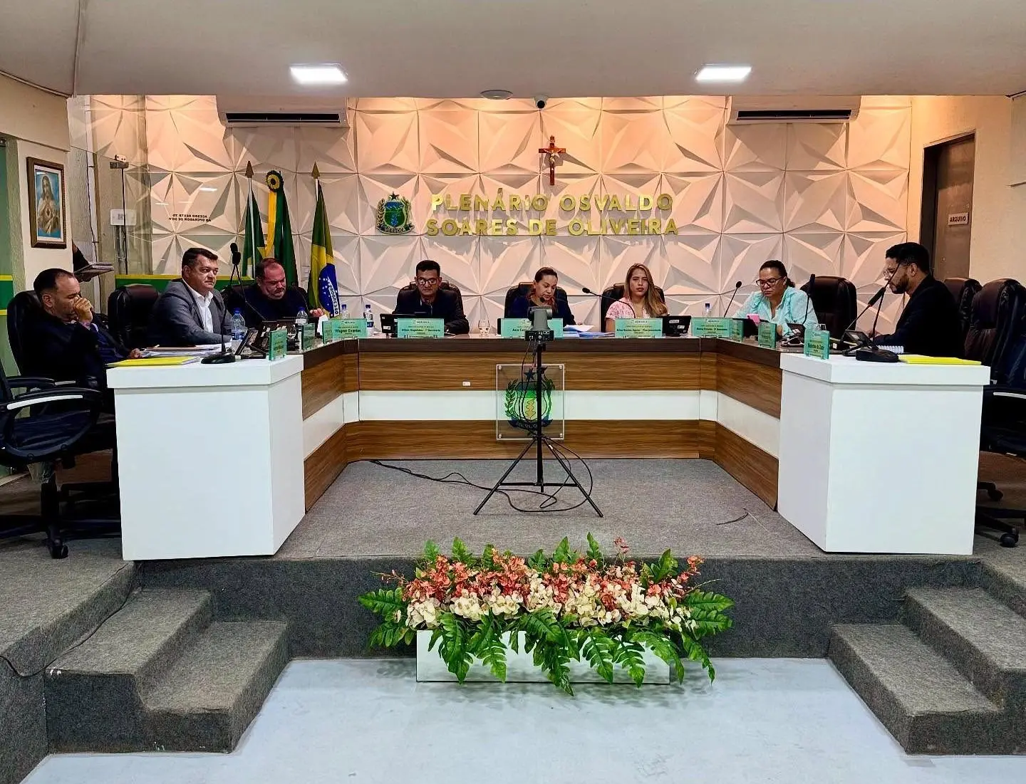 Foto mostra Câmara Municipal de Meruoca durante sessão no plenário.