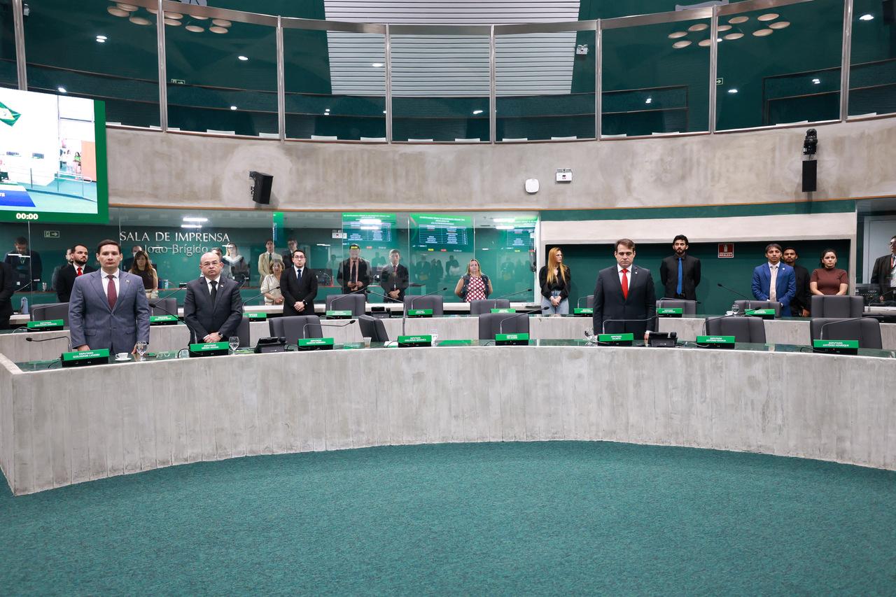 Foto mostra deputados durante minuto de silêncio no Plenário 13 de Maio da Alece.