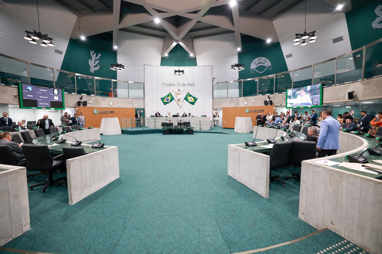 Foto mostra Plenário da 13 de Maio durante votação na Alece.