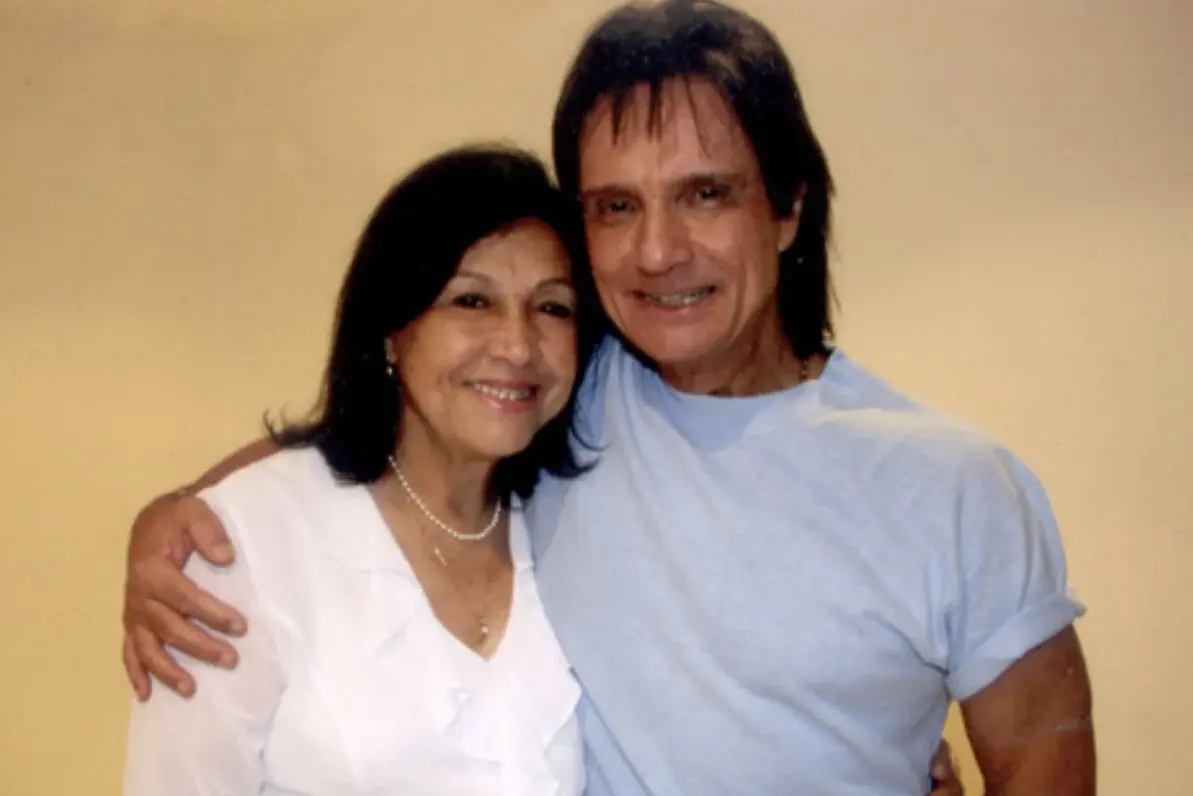 Norma Braga ao lado do cantor Roberto Carlos.