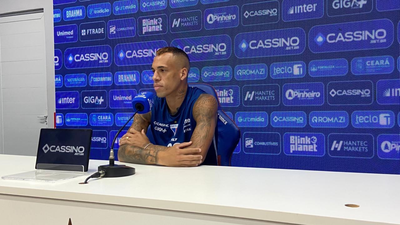 Foto de Breno Lopes, jogador do Fortaleza, durante coletiva no Pici
