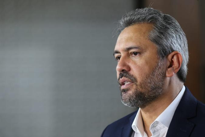 Elmano de Freitas fotografado de perfil