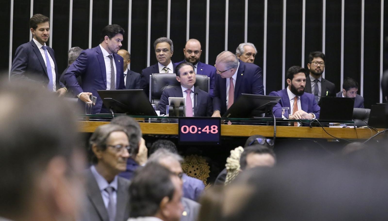 Deputados dialogam no plenário da Câmara Federal.