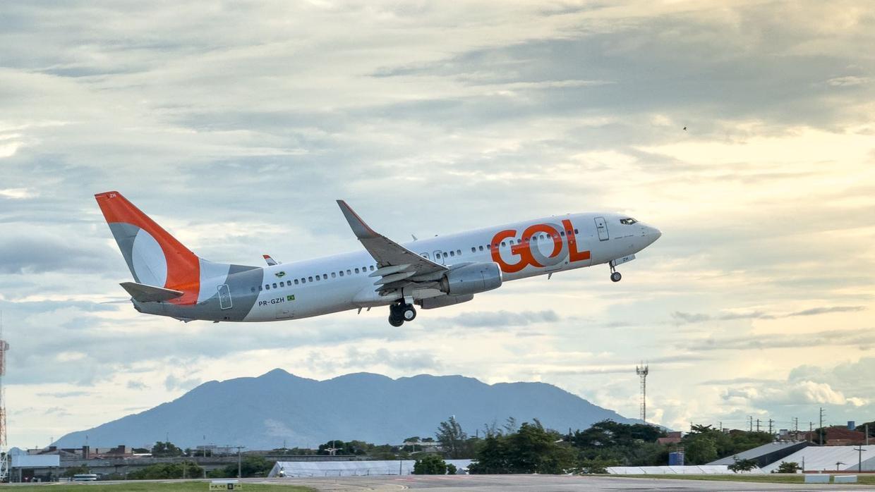 Imagem de aeronave da gol decolando.