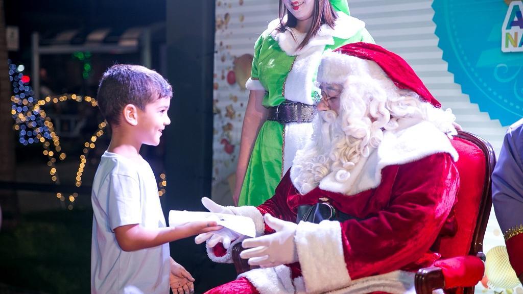 Papel Noel recebe carta de criança.