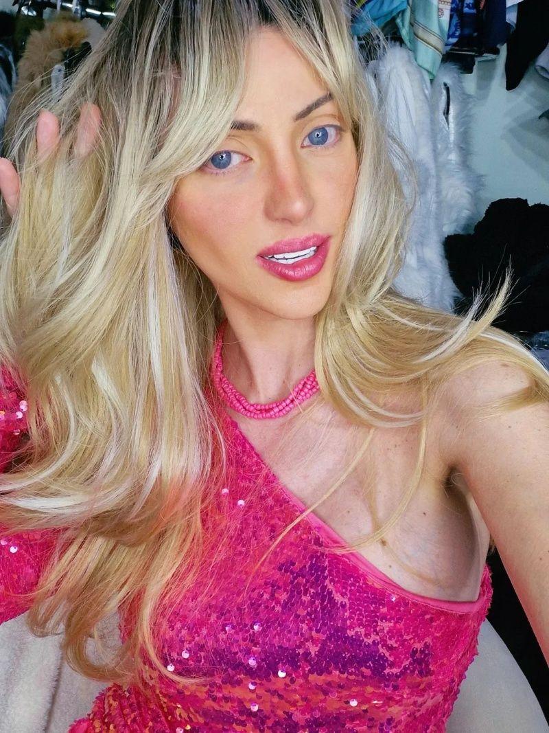 Imagem mostra selfie da influenciadora Bárbara Jankavski Marquez, conhecida como Barbie humana nas redes sociais.