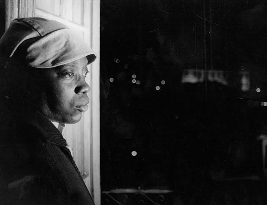 Milton Nascimento posando em janela olhando para o horizonte