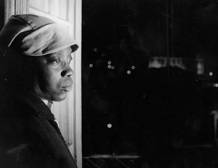 Milton Nascimento posando em janela olhando para o horizonte
