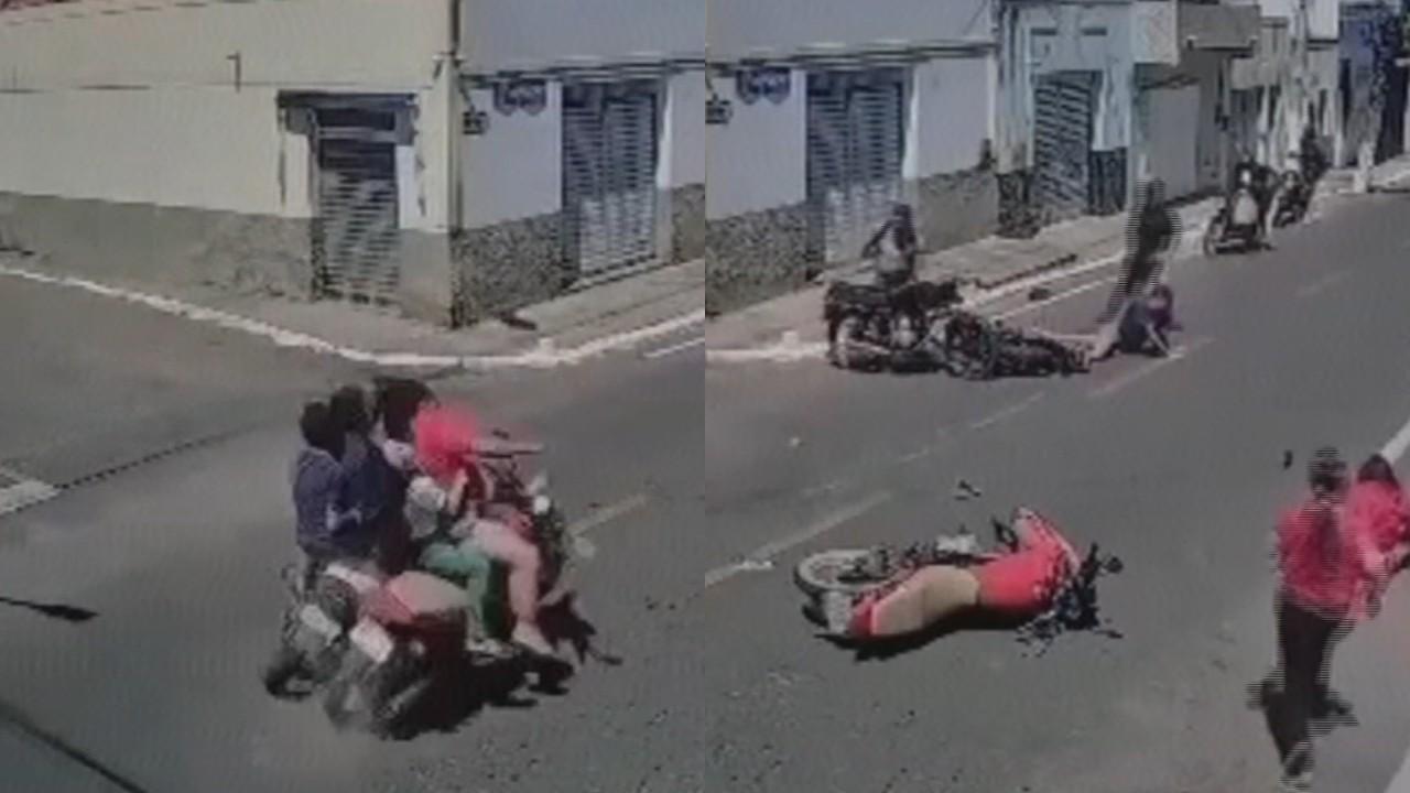 Motociclistas e passageiros aparecem sem capacete em tráfego no cruzamento