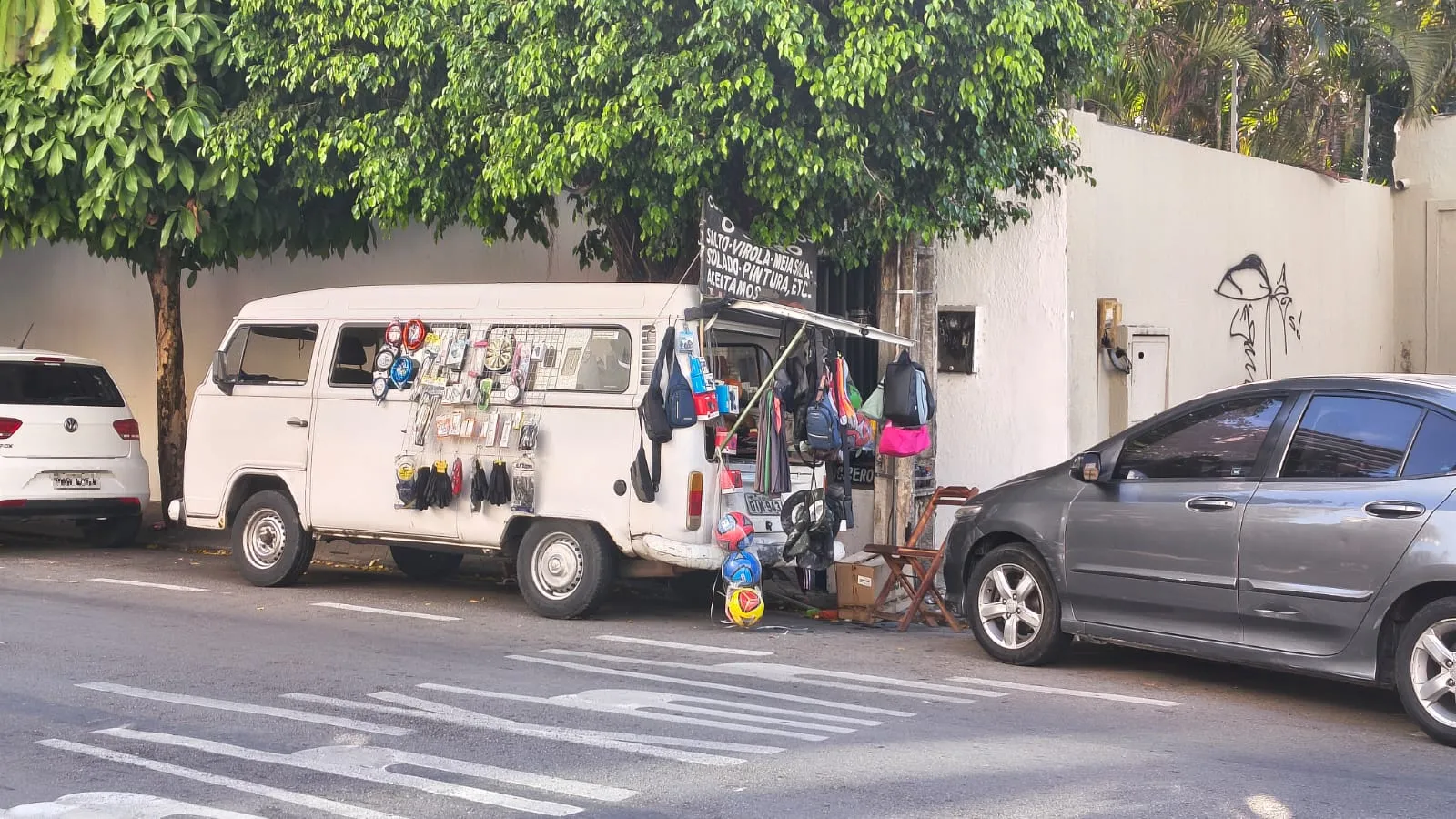 Kombi é utilizada como loja e como oficina de sapateiro no bairro Aldeota.