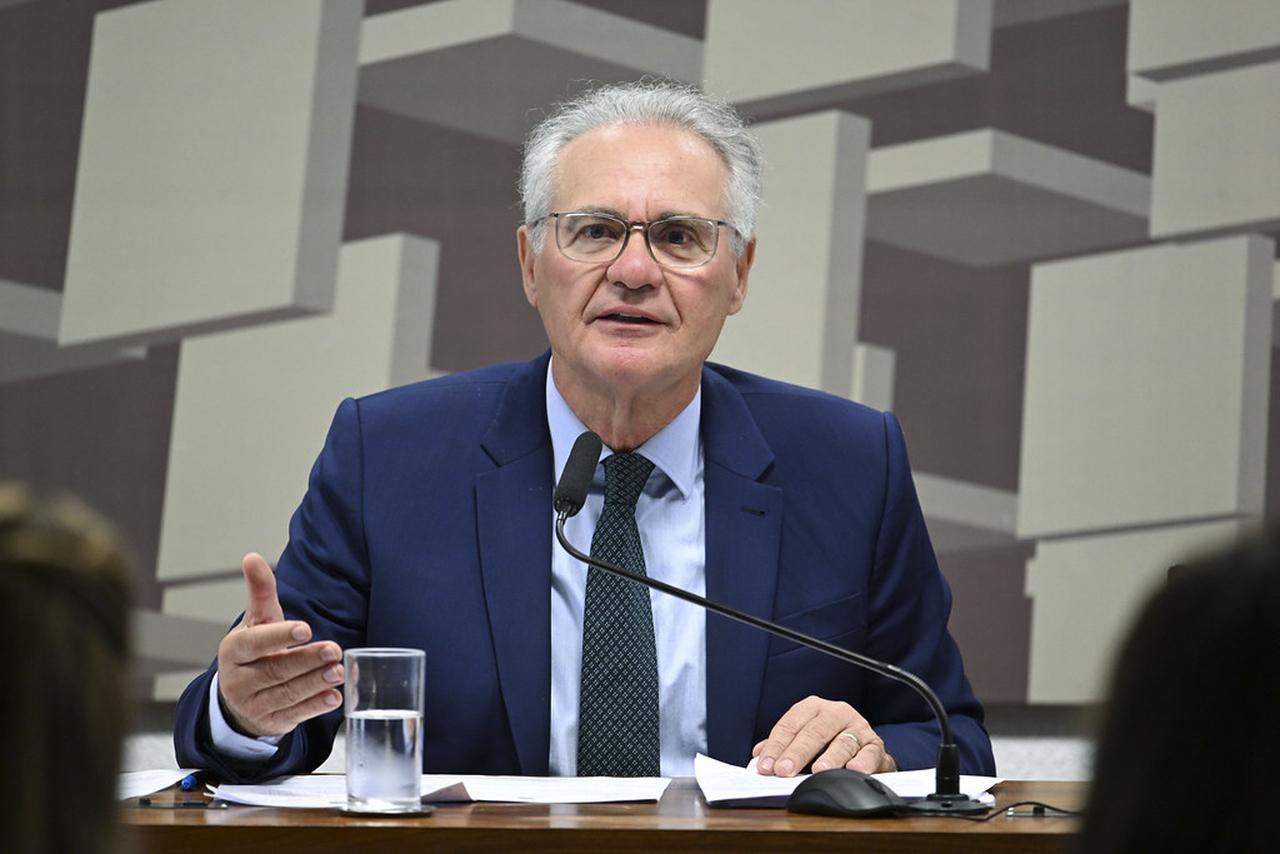 Imagem mostra o senador Renan Calheiros (MDB-AL) gesticulando sentado na mesa da Comissão de Assuntos Econômicos (CAE), do Senado Federal. Comissão aprovou a proposta de isenção do imposto de renda, relatada pelo político.