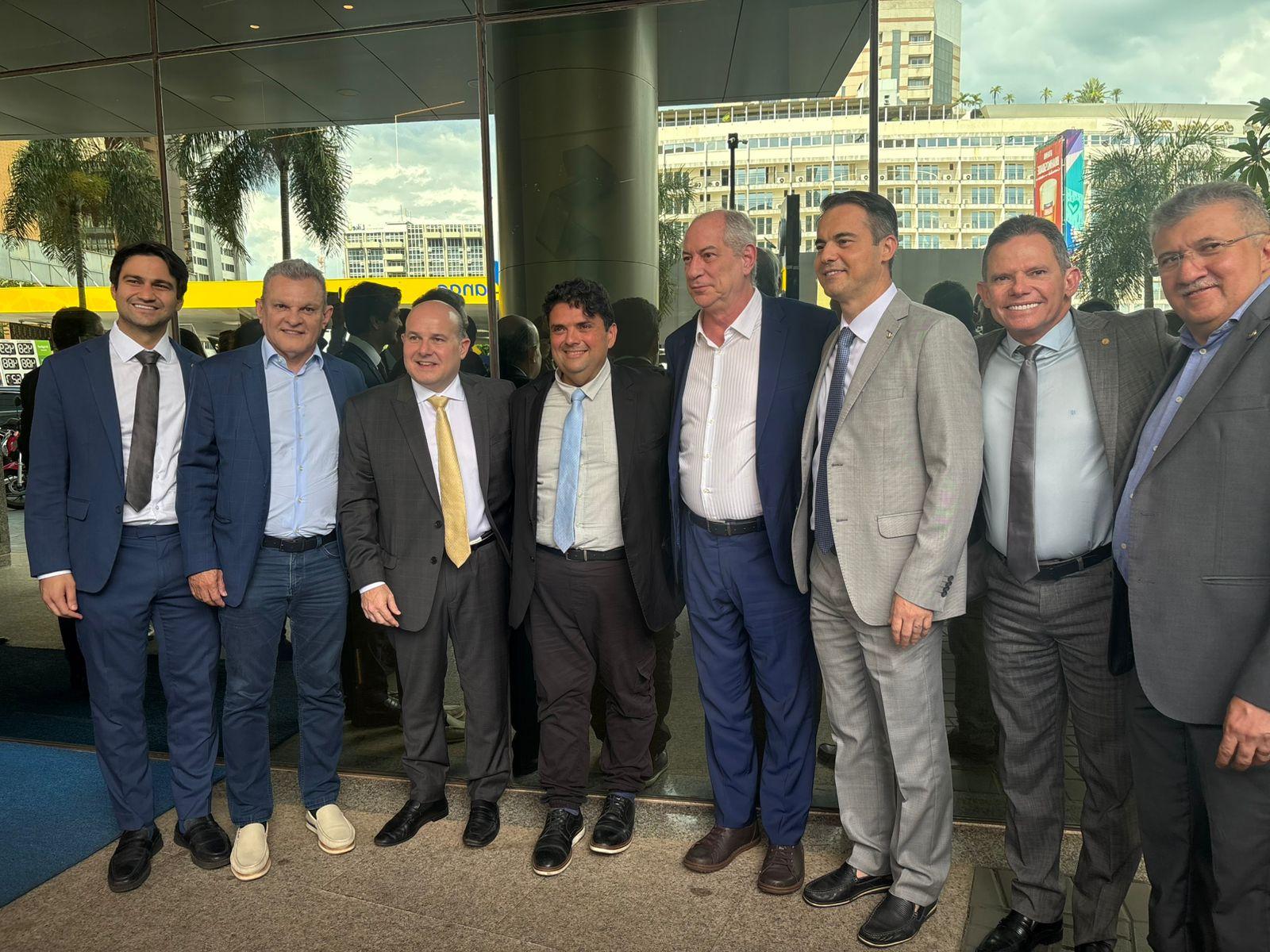 Políticos de oposição no Ceará, em pé, de terno. São eles, da esquerda para a direita, o deputado estadual Pedro Matos; os ex-prefeitos de Fortaleza, José Sarto (PSDB) e Roberto Cláudio (União), o ex-deputado Gordim Araújo (PSDB), o ex-ministro e presidente do PSDB Ceará, Ciro Gomes; o presidente do União Brasil no Ceará, Capitão Wagner; e os deputados estaduais Lucinildo Frota e Antônio Henrique, ambos do PDT.