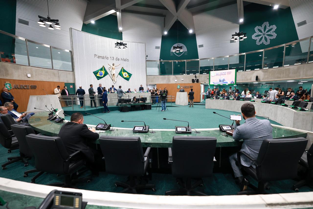 Deputados durante votação no Plenário 13 de Maio da Alece.