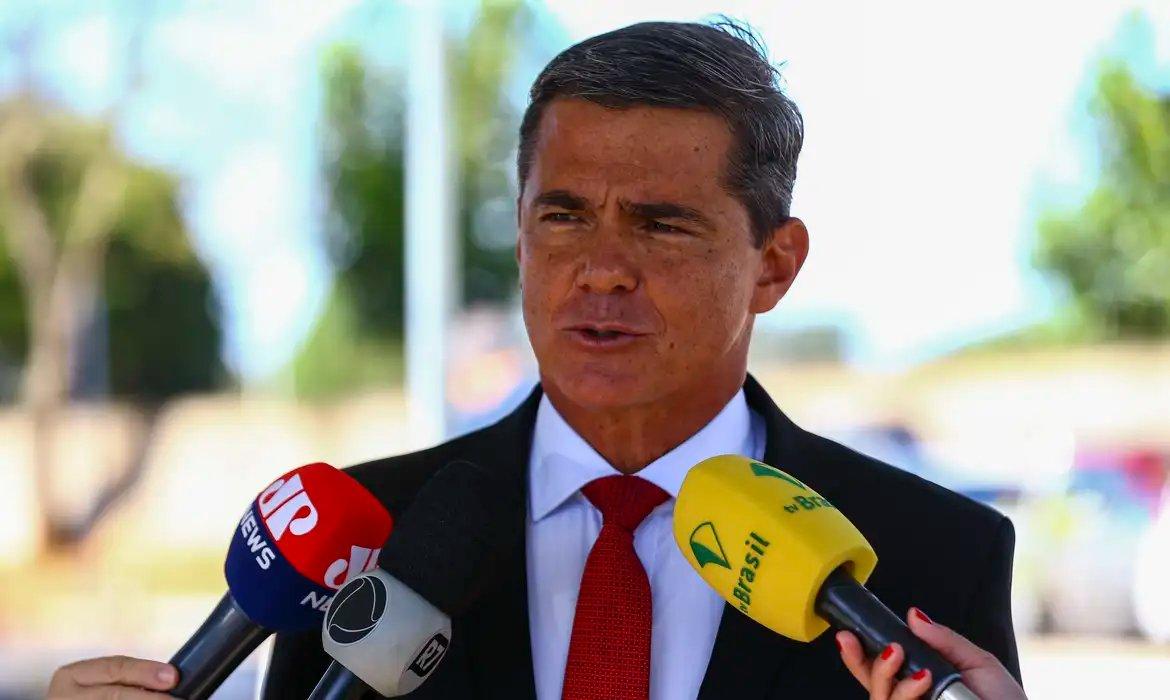 Mário Fernandes fala com repórteres.