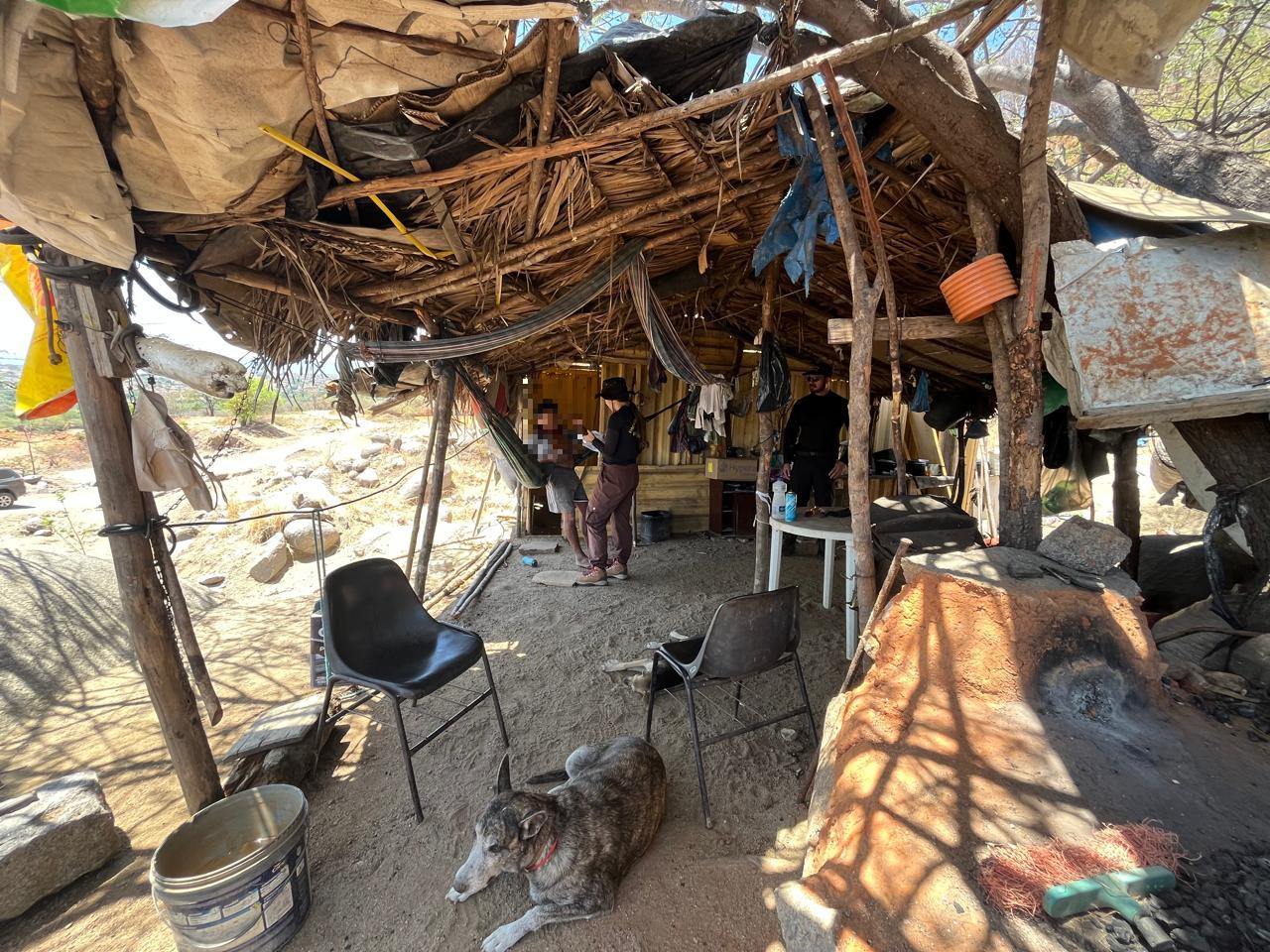 Idoso é ouvido por fiscais do trabalho em barraco de lona em Juazeiro do Norte.